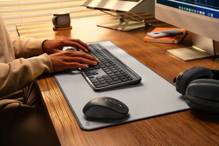 Logitech Signature Slim Solar+ K980, Keyboard Wireless Bertenaga Cahaya Surya 35 Signature Slim Solar K980 LIFE Graphite Universal 07