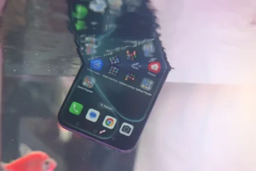 6 Kelebihan OPPO A6 Pro 5G, Hape Tangguh untuk Pengguna Aktif 27 oppo a6 pro bawah air