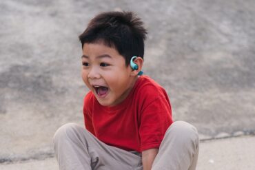 JBL Junior Free: Headphone Open-Ear Ramah Anak, Baterai Tahan 10 Jam 20 JBL Junior Free