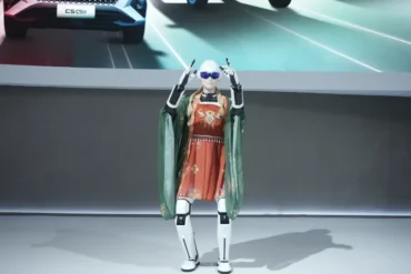 Robot humanoid AiMOGA MOI memperlihatkan kemampuan menari atau dance di IIMS 2026