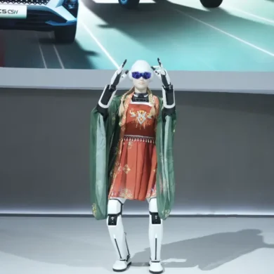 Robot humanoid AiMOGA MOI memperlihatkan kemampuan menari atau dance di IIMS 2026