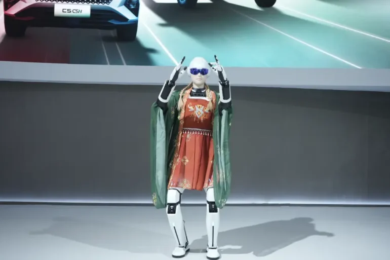 Robot humanoid AiMOGA MOI memperlihatkan kemampuan menari atau dance di IIMS 2026