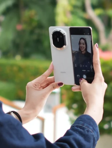 HUAWEI Mate X7 : Hape <em>Foldable</em> Tipis dan Tangguh dengan Kamera Premium 42 huawei mate x7 selfie