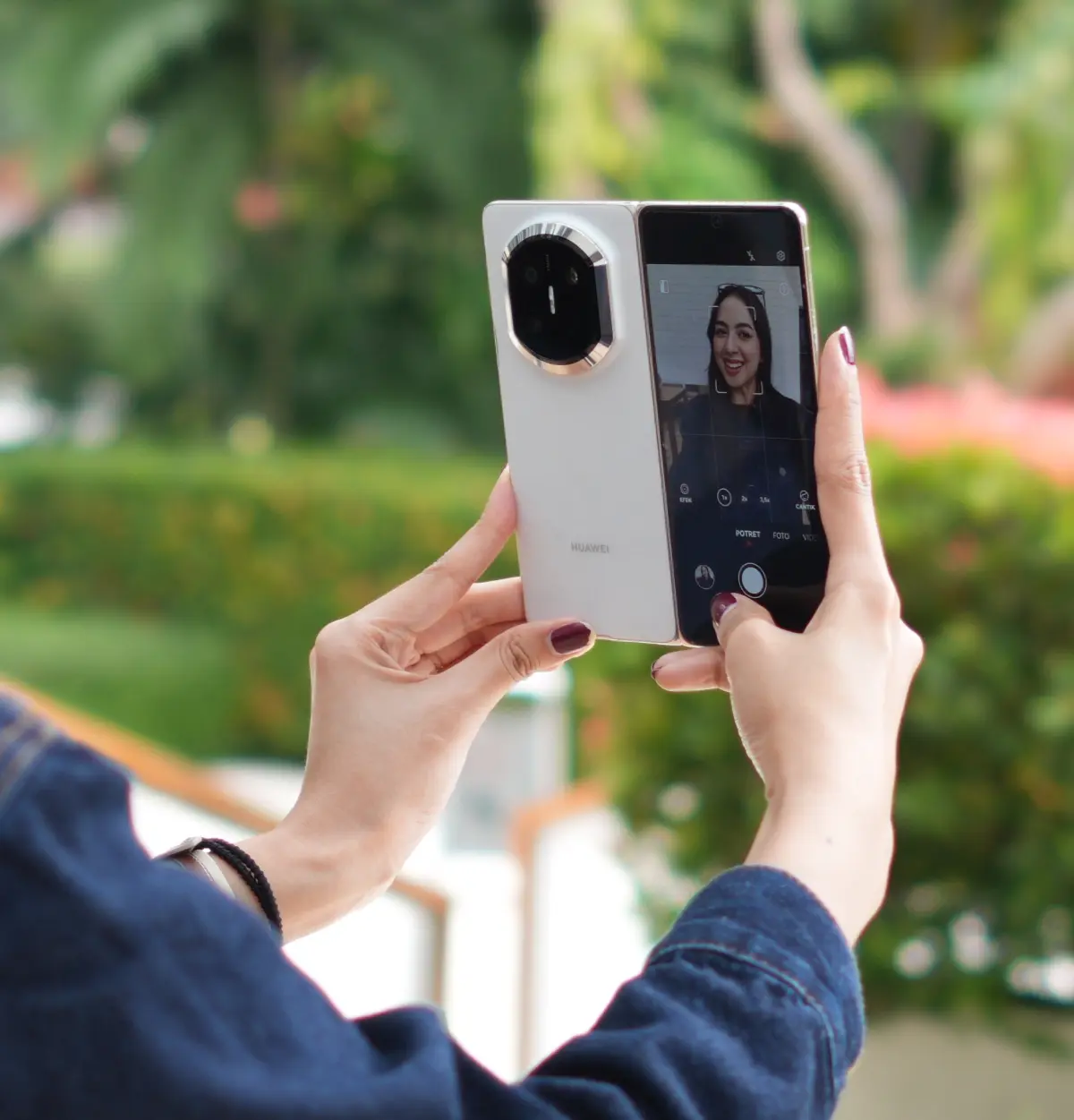 HUAWEI Mate X7 : Hape <em>Foldable</em> Tipis dan Tangguh dengan Kamera Premium 22 huawei mate x7 selfie