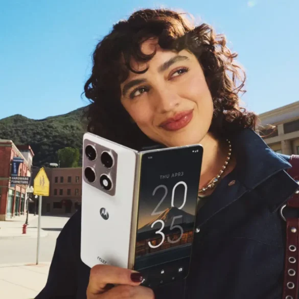 Motorola Umumkan Hape dan Gadget Terbaru 2026 di Mobile World Congress 24 moto razr fold usage