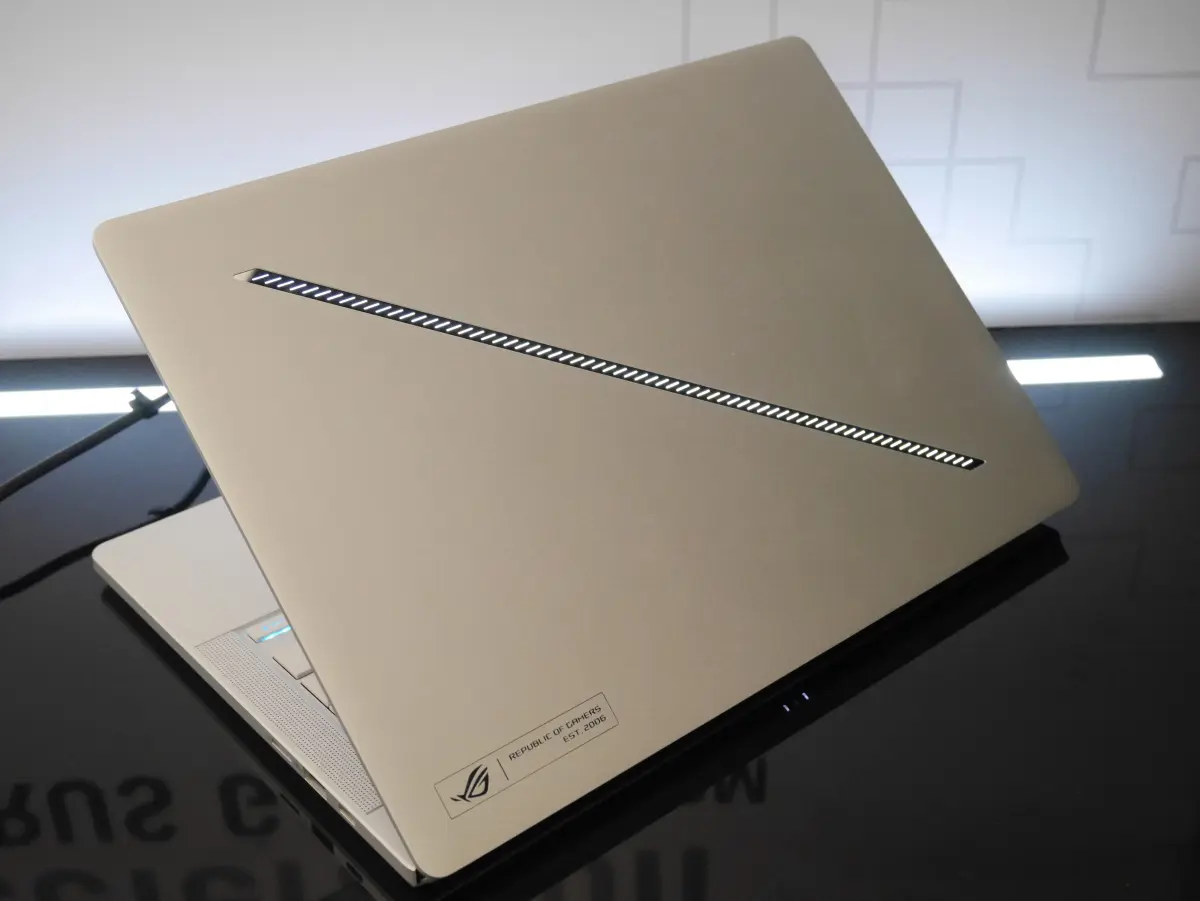 ASUS ROG Zephyrus G14 GA403GM 1