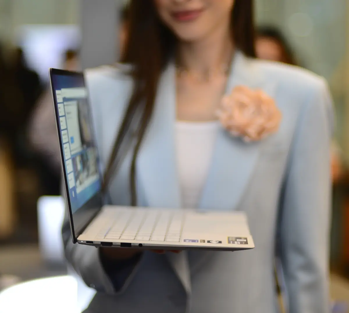 asus expertbook ultra samping