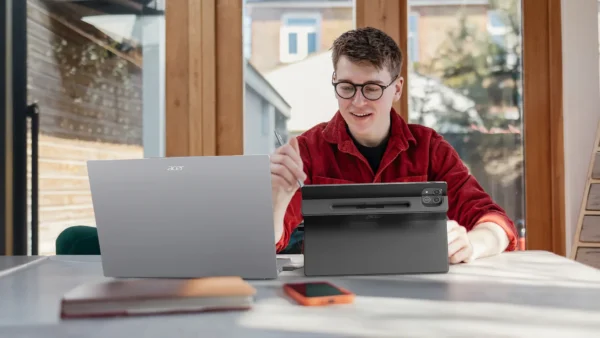 Tablet Acer Plus AI dan kacamata AR Terbaru dari Acer hadir untuk mendukung produktivitas di mana saja Tablet Acer Plus AI dan kacamata AR Terbaru dari Acer hadir untuk mendukung produktivitas di mana saja