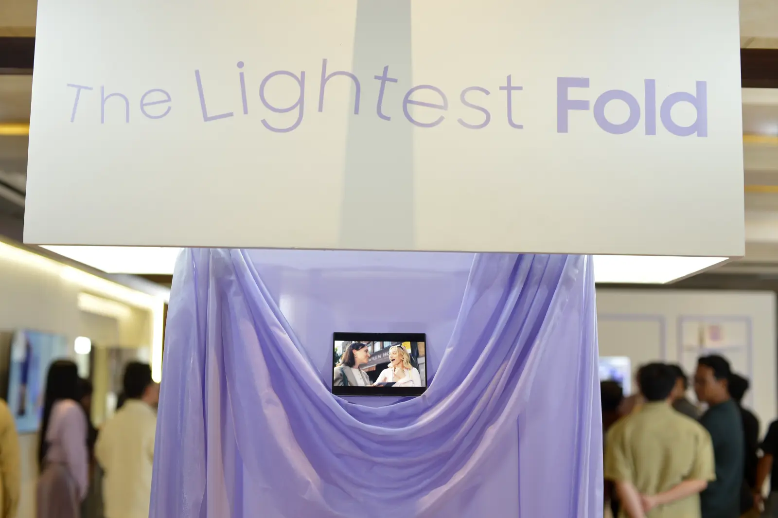 samsung galaxy z fold 8 lightest