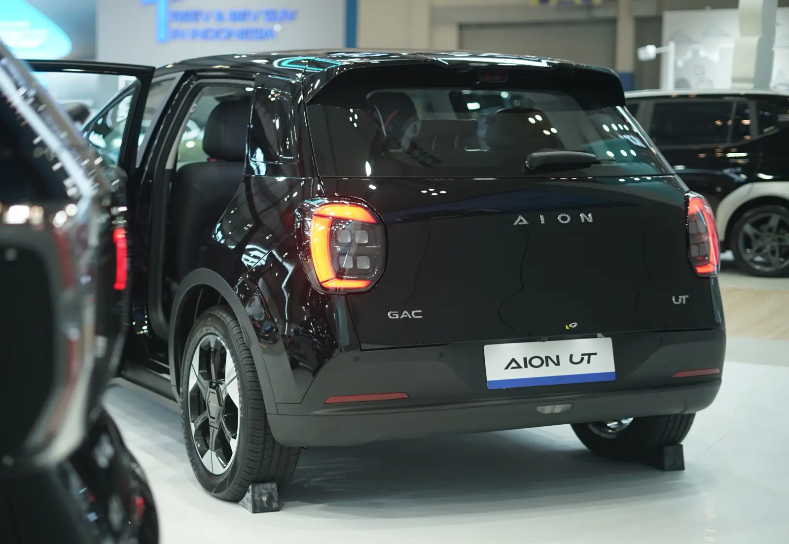 GAC AION UT Black belakang GAC AION UT Black belakang